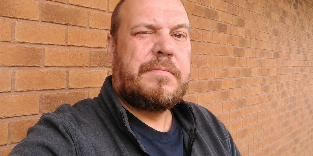 "Для серьёзных отношений ты уже старовата". Ухажёр (47 лет) приехал на свидание в старых спортивных штанах и рассказал, какую женщину ищет