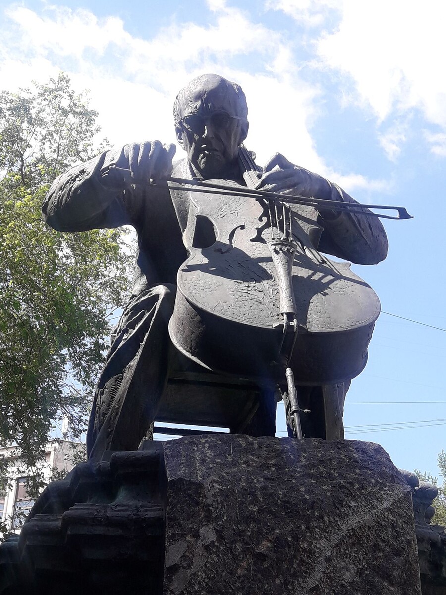 Памятник Ростроповичу, фотография автора