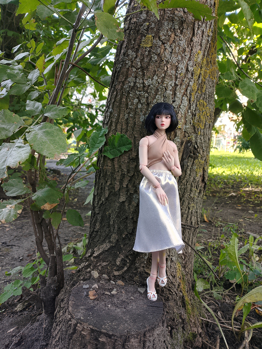 Лилу во дворе дома