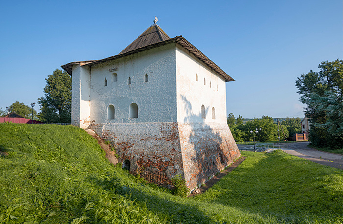    Старинная Спасская башня Вяземского кремля. Фото: Виктор Карасев/Фотобанк Лори