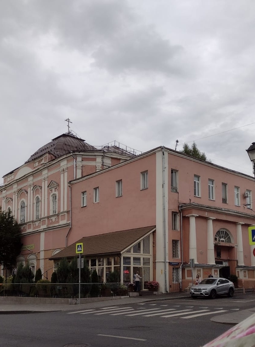 Храм Воскресения Словущего в Барашах на улице Покровка в Москве, фотография автора статьи
