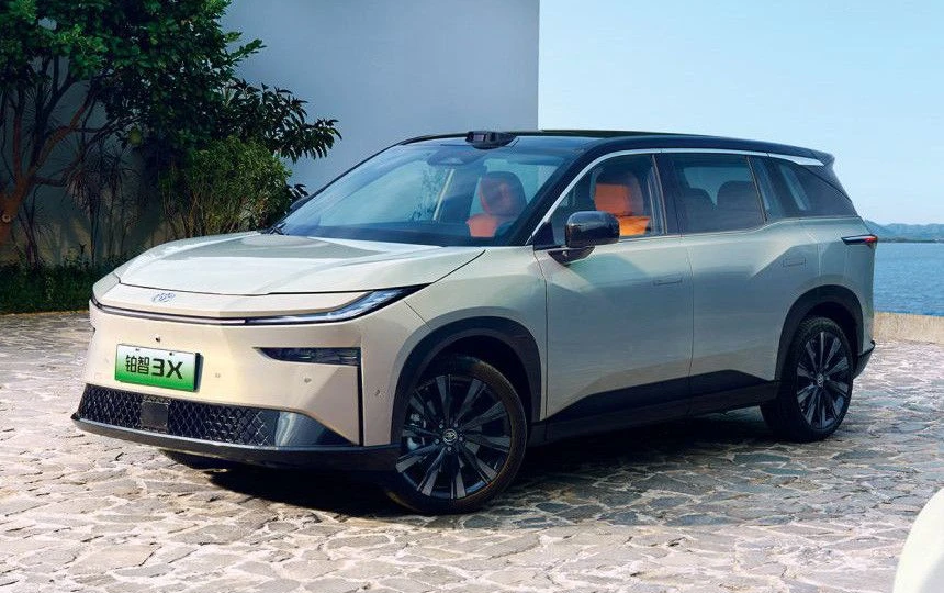 Эту Toyota раскупили за час в Китае. Честные плюсы и минусы кроссовера и станет ли авто хитом у нас