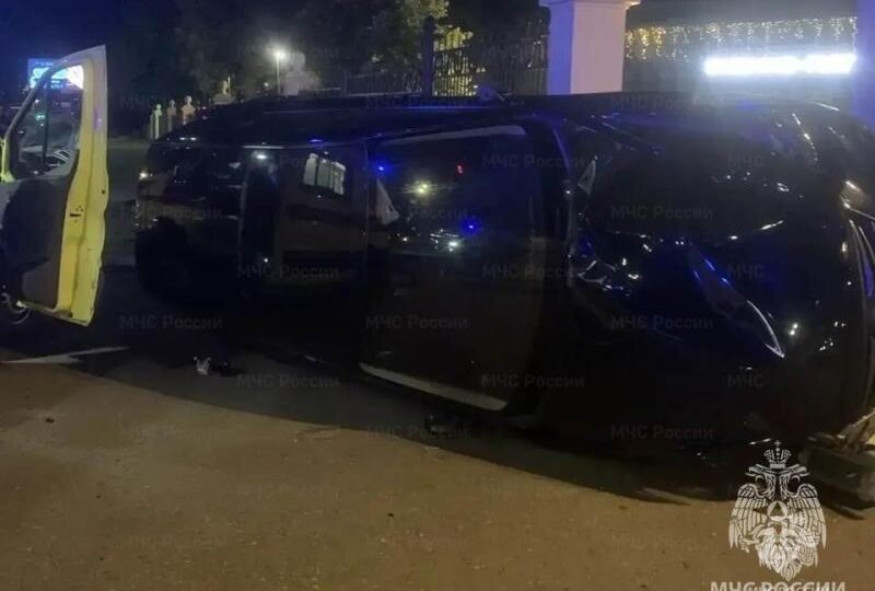 В Нижнем Новгороде автомобиль влетел в остановку, погибла женщина