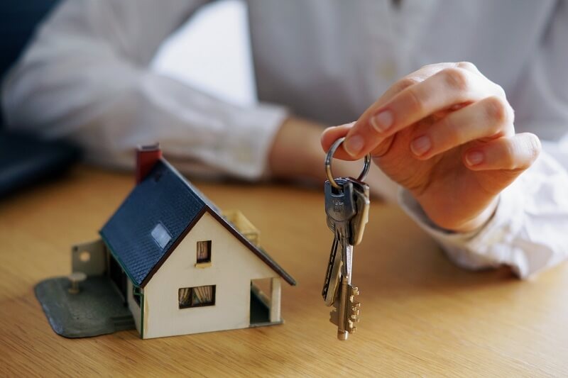 Продажа 100% доли не прекращает право бывшего участника на уже распределенные дивиденды, если отказ от них или зачет прямо не согласованы