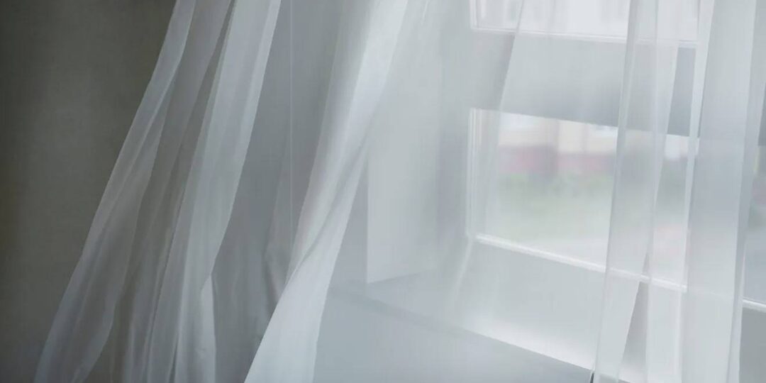 Желтизна и жир уйдут за ночь — в чем замочить тюль, чтобы он снова выглядел как новый