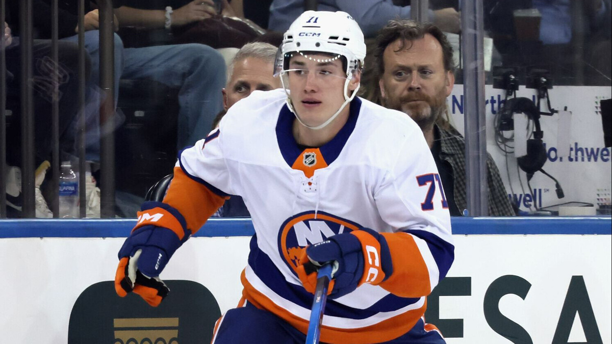 https://static.sportbox.ru/Vidy_sporta/Hokkej/spbnews_NI2357757_Salavat_Julajev_podpisal_kontrakt_s_kanadskim_napadajushhim_Madzho