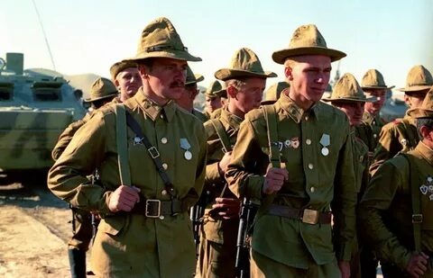 Советские солдаты в Афгане. На первом плане слева - офицер награждён орденом Красной Звезды и медалью " За Боевые Заслуги ". Справа - солдат награждён медалью " За Боевые Заслуги ".