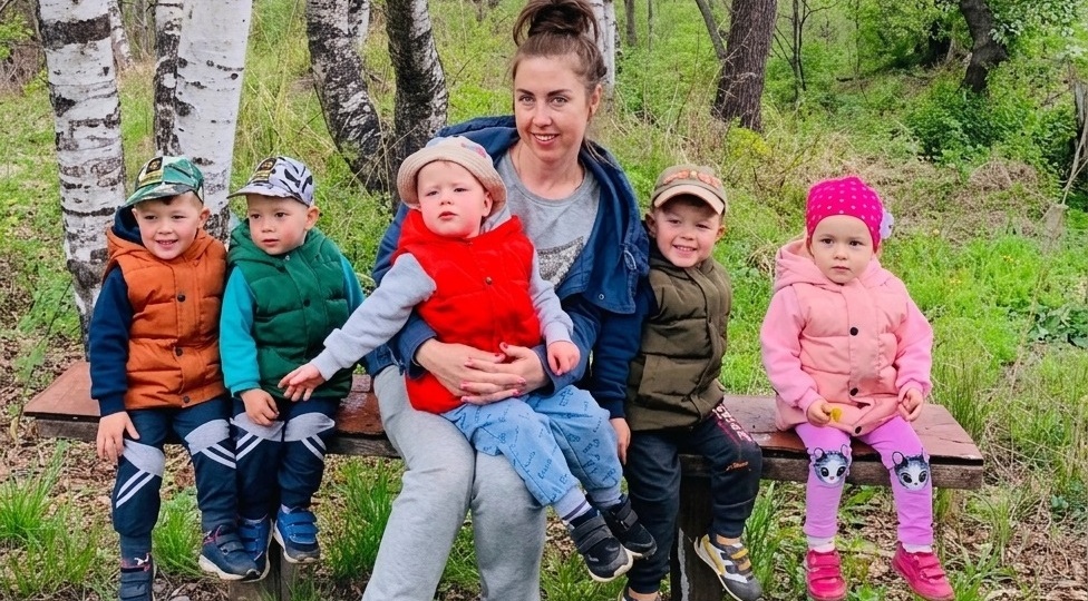 «Рожала четверых, а получилось пять»: как живут уникальные пятерняшки
