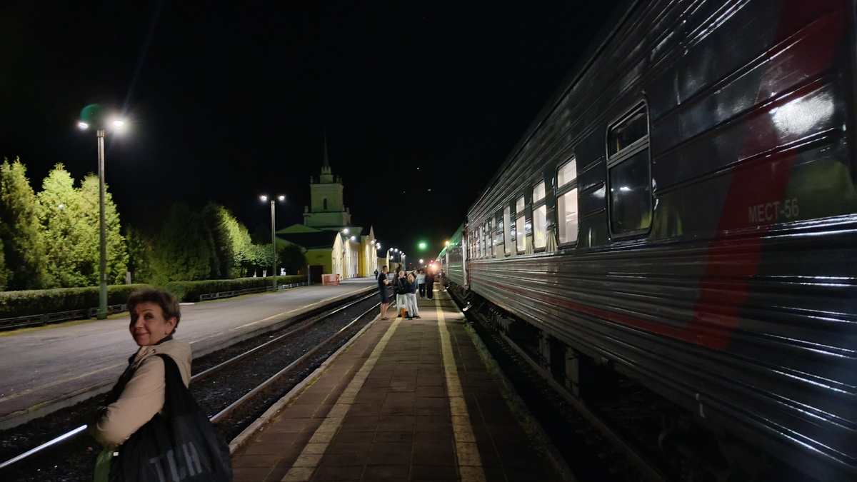 scale_1200