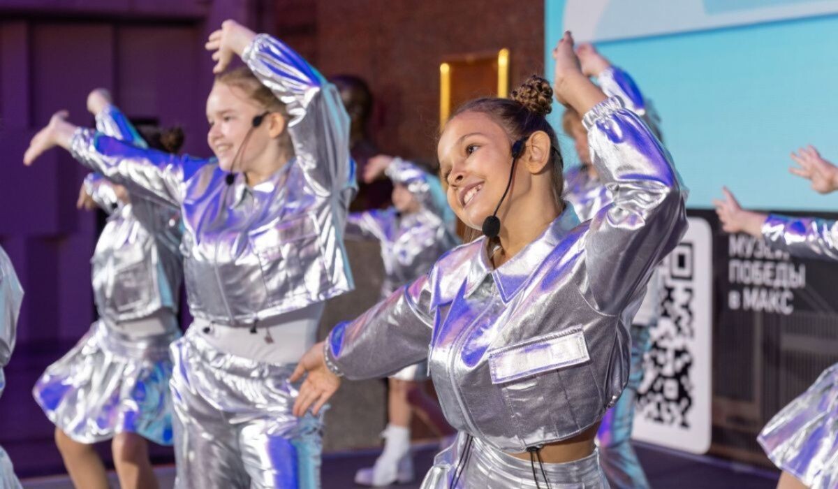     Концерт музыкального театра «На Поклонке». Источник: victorymuseum.ru Автор фото: Пресс-служба Музея Победы // Евгений Ильин, Никита Вьюнов