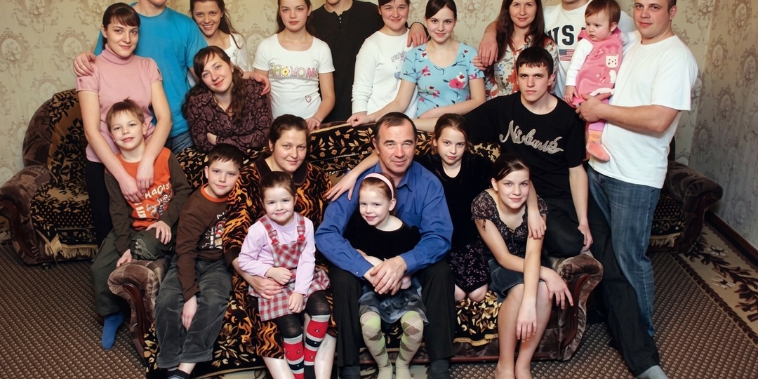 20 детей от одного брака: Как живет самая большая семья России, у которой уже десятки внуков?