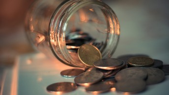 Что полагается пенсионерам, чья выплата ниже 32 577 рублей: что говорит закон