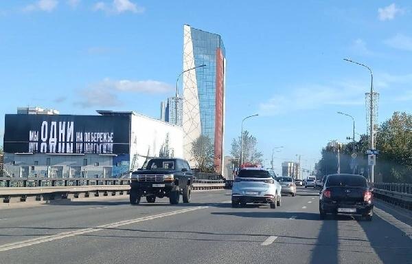 Власти Перми объяснили появление большого медиафасада у Коммунального моста