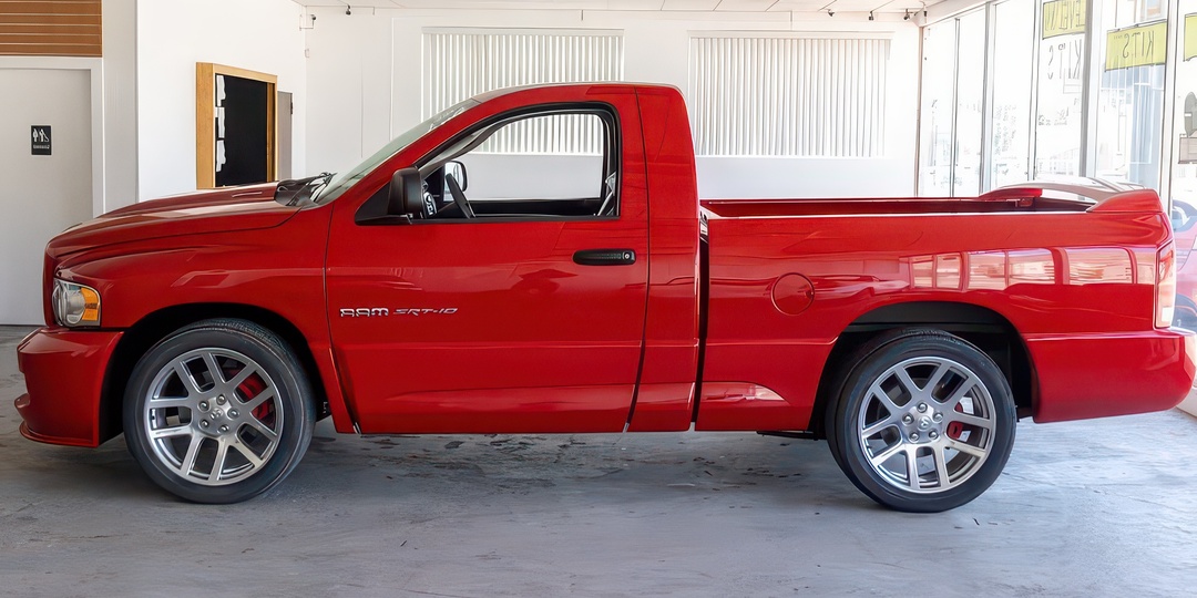Безумие из эпохи десяти цилиндров: на аукцион выставлен Dodge Ram SRT-10 2004 года с мотором от Dodge Viper и пробегом всего 4800 километров