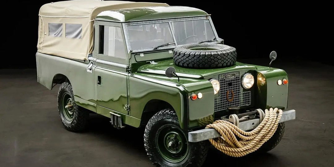 🚙 Land Rover 109 Series II 1959 года: внедорожник Дэниела Крейга и Рэйчел Вайс — теперь на аукционе