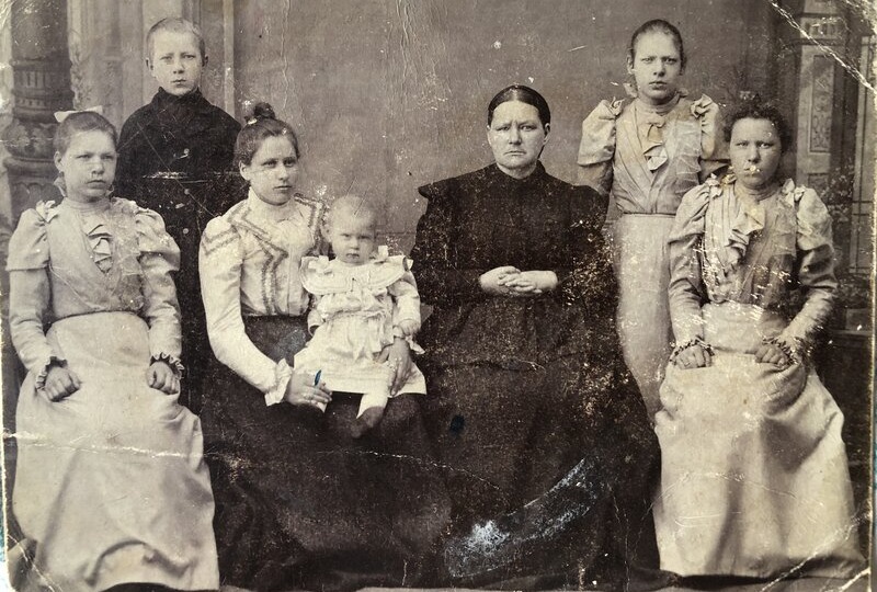 Тайна маминого  фотоархива. Или семейная сага…