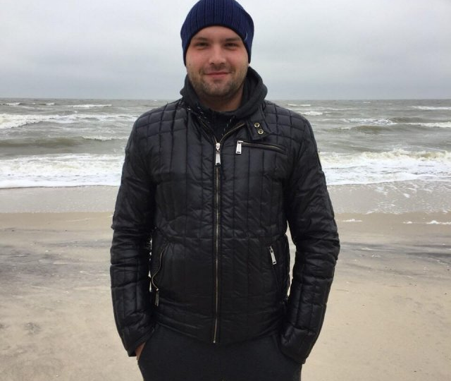 «Обожаю смотреть, как люди краснеют» — признался он, пока продавщица пирожков делала вид, что не расслышала анекдот