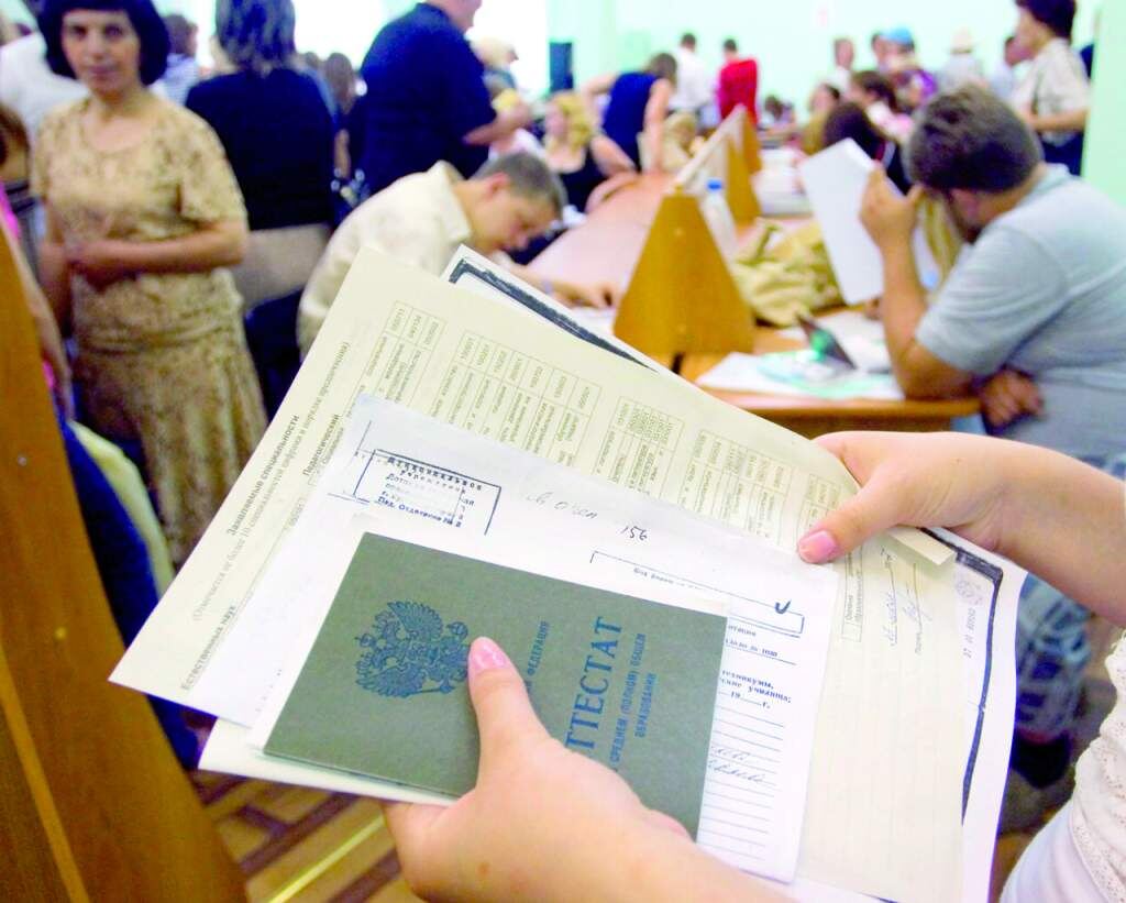    159408 05.07.2007 Абитуриенты сдают документы в приемную комиссию курганского государственного университета Александр Алпаткин/РИА Новости Редакция газеты "Наш край"