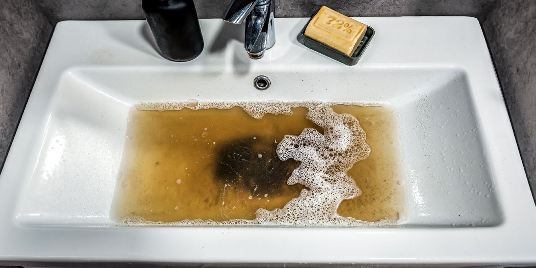 Вода не уходит из раковины? Простые способы устранить засор без сантехника