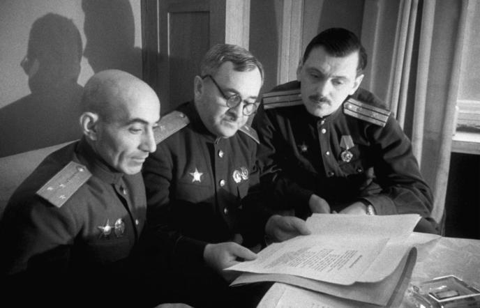 Писатель Г.А.Эль-Регистан, лауреат Государственной премии народный артист СССР, профессор, генерал-майор А.В.Александров и лауреат Государственной премии поэт С.В.Михалков, 1943 год. © Фотохроника ТАСС/ Е.Тихонов