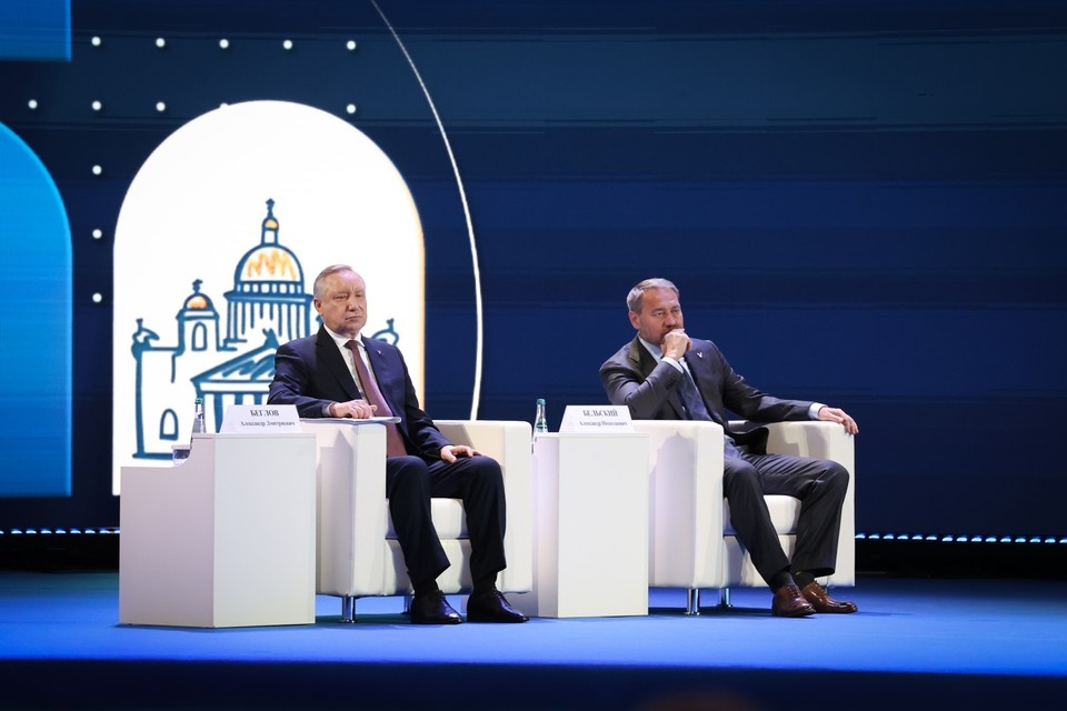    Александр Беглов и Александр Бельский дали напутствие учителям. Фото: Смольный