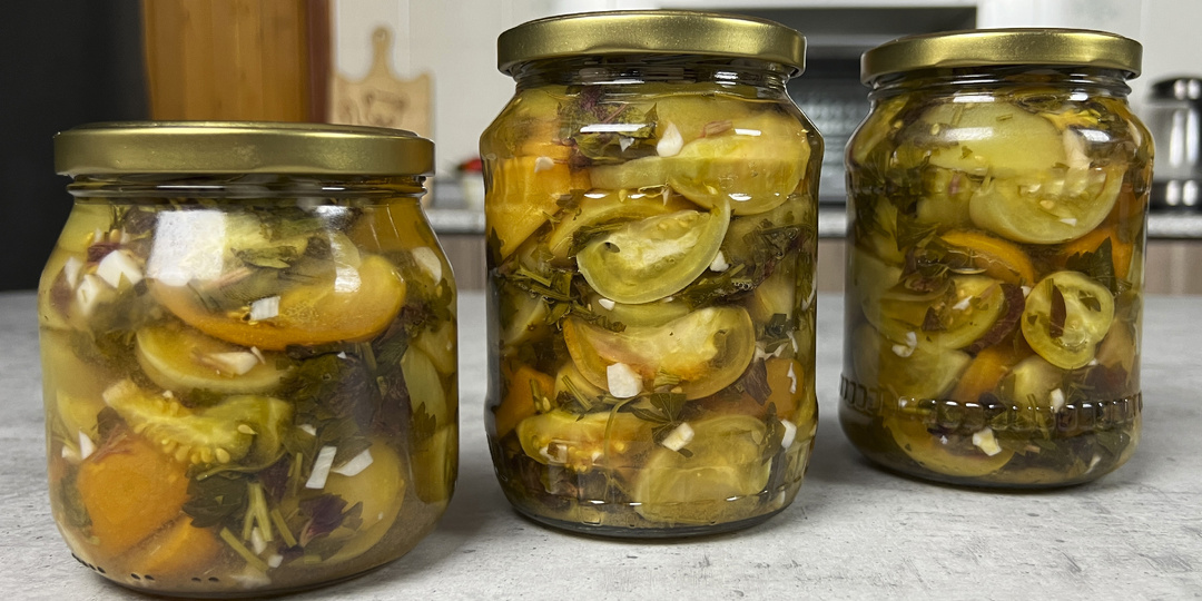 У меня ни один зеленый помидор не пропадет: готовлю на зиму очень вкусный и хрустящий салат