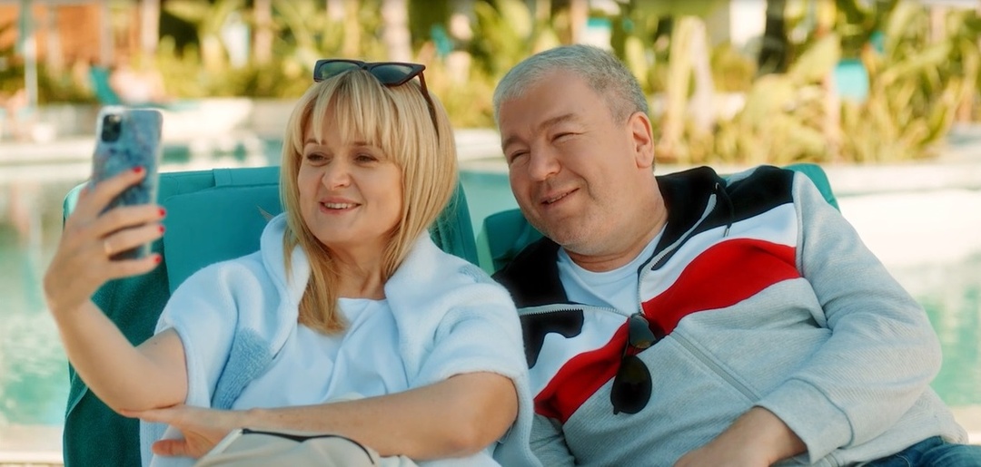 8 сериалов, которые помогут продлить лето