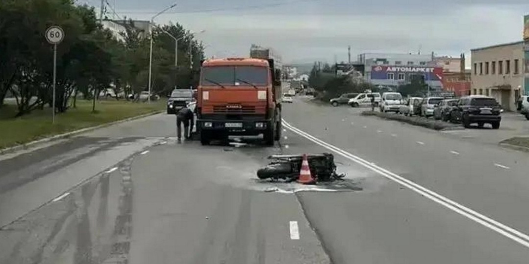 В Магадане мотоциклист пострадал в ДТП с КамАЗом