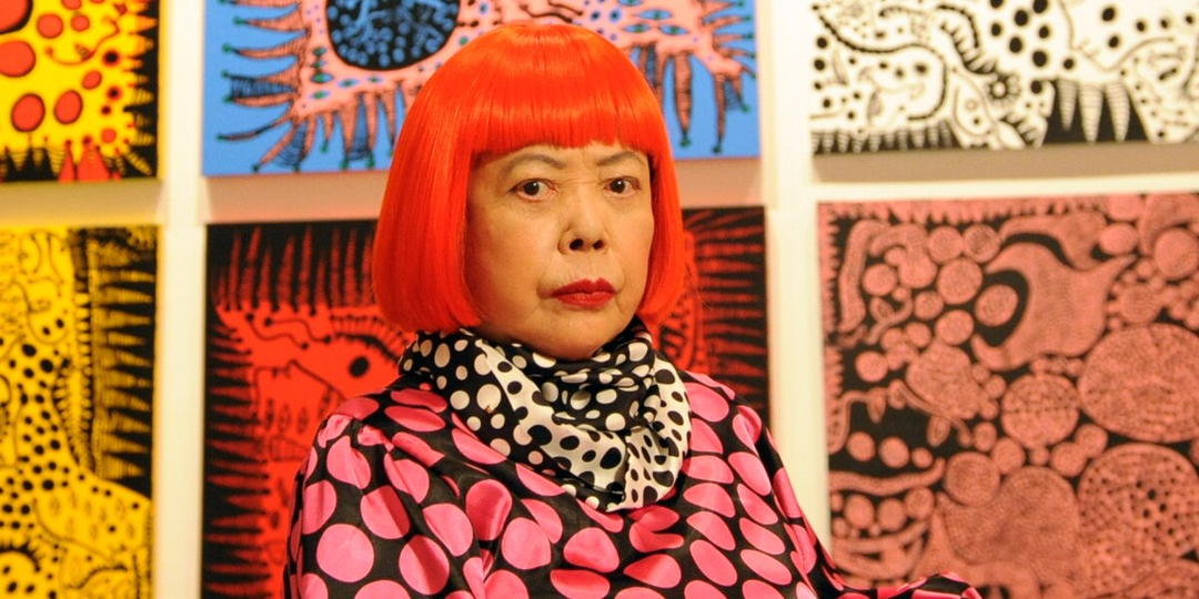 Умерла Яёи Кусама — художница, которая почти 50 лет жила в психиатрической клинике и превратила свои галлюцинации в искусство
