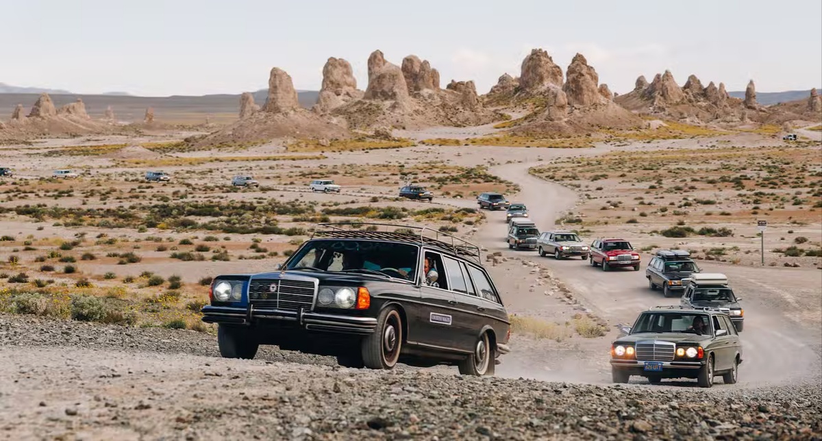 Колонна универсалов Mercedes-Benz S123 в одном из самых недружелюбных мест на планете 