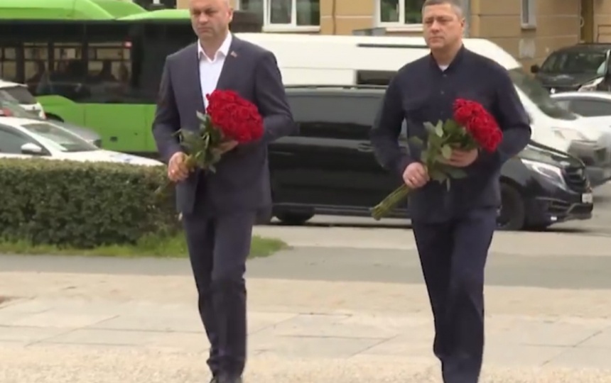 Михаил Ведерников и Александр Рогожник возложили цветы к Могиле Неизвестного Солдата в Пскове