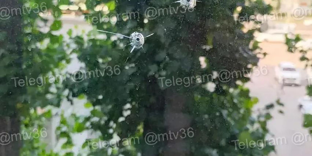 Неизвестный обстрелял окна многоэтажки на улице Хользунова в Воронеже
