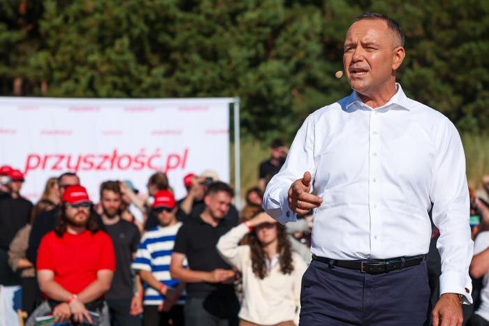 Кароль Навроцкий на встрече с молодёжью. Обложка © prezydent.pl
