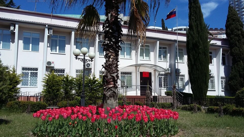 Хостинский районный суд города Сочи постановил: с кадастрового учета земельный участок снять