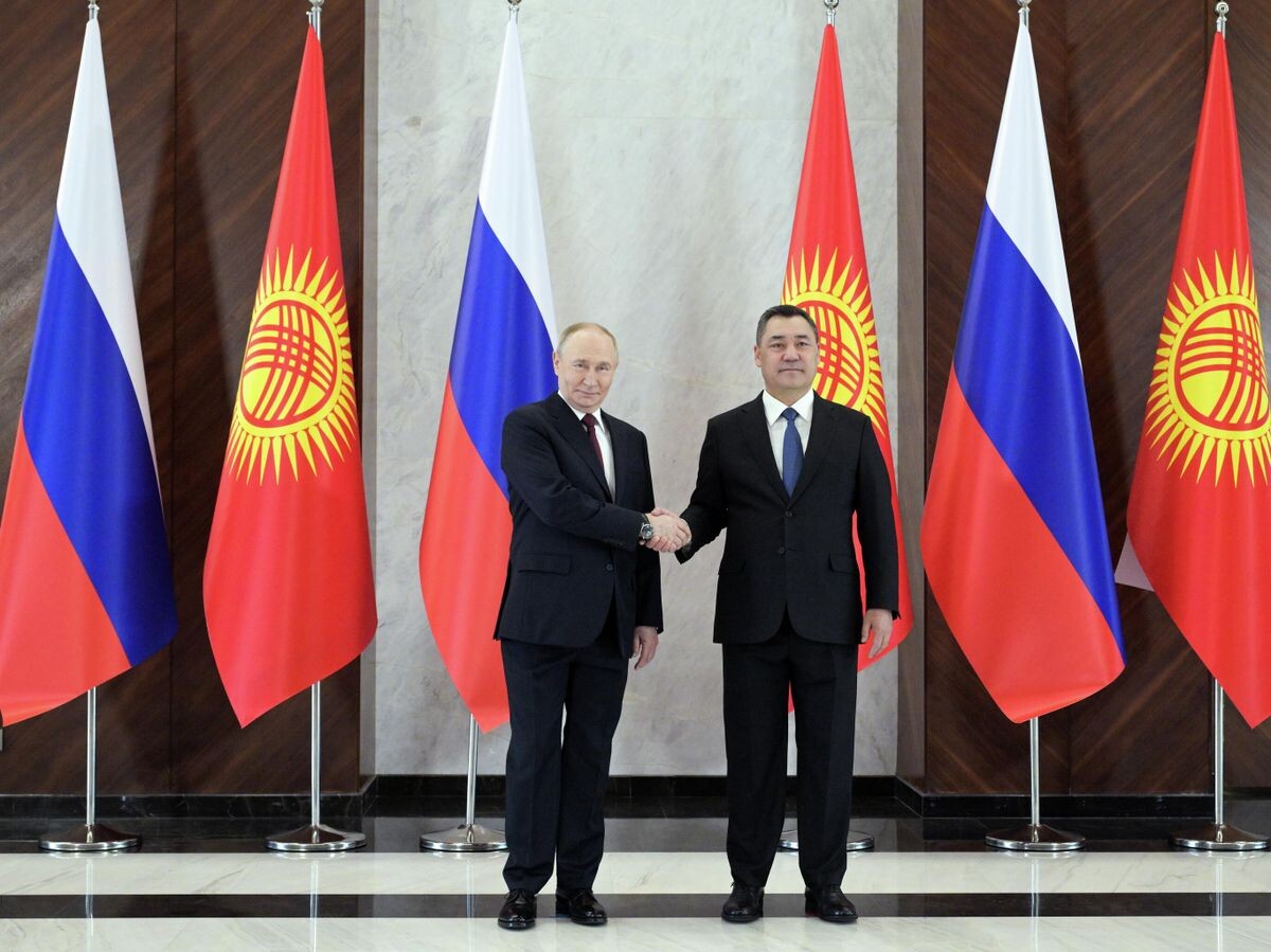    Президент РФ Владимир Путин и президент Киргизии Садыр Жапаров на церемонии совместного фотографирования в Бишкеке | © РИА Новости / Алексей Никольский