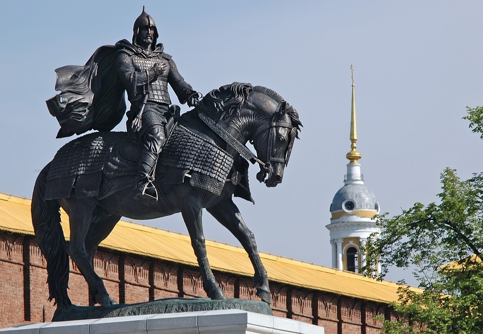    Памятник Дмитрию Донскому работы скульптора Александра Рукавишникова на территории коломенского Кремля. Фото ИТАР-ТАСС/ Борис Кавашкин