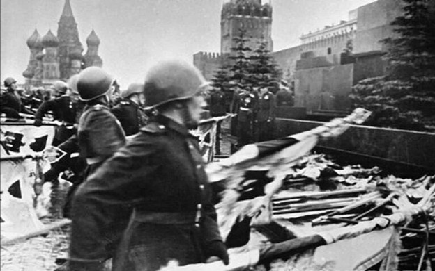Почему Мавзолей Ленина 20 лет прячут от нас на Параде Победы