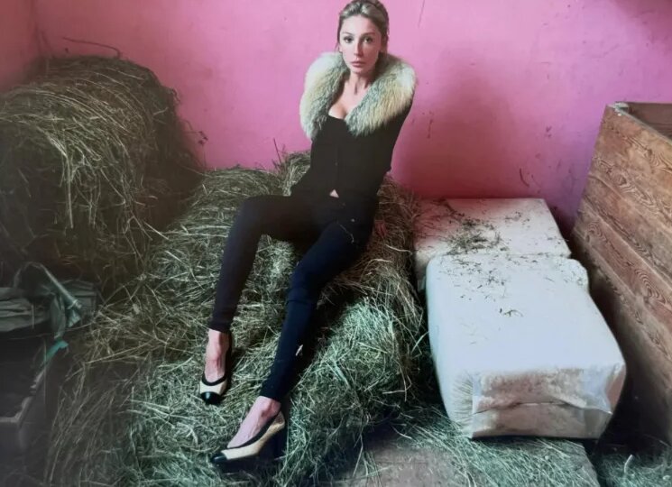 «Собака на сене». Ивлеева устроила фотосессию в хлеву с туфлями от Chanel