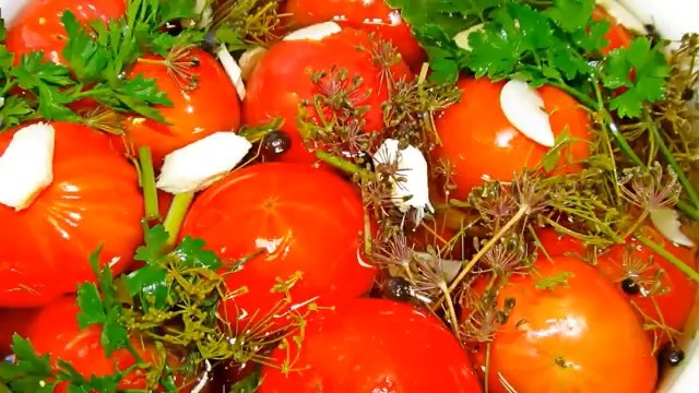 Вкуснее этих квашенных помидоров не бывает! Есть добавочки , которые делают их такими. Яркий приятнейший вкус и аромат.