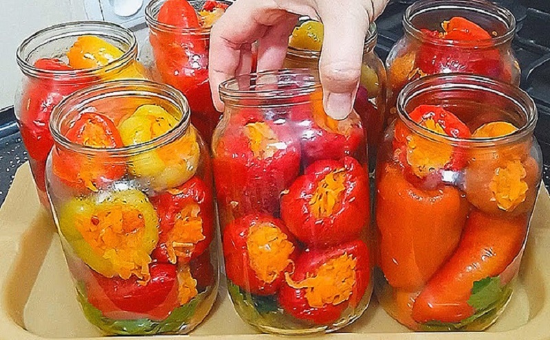Перцы с овощной начинкой в томате: сочная заготовка для домашнего стола