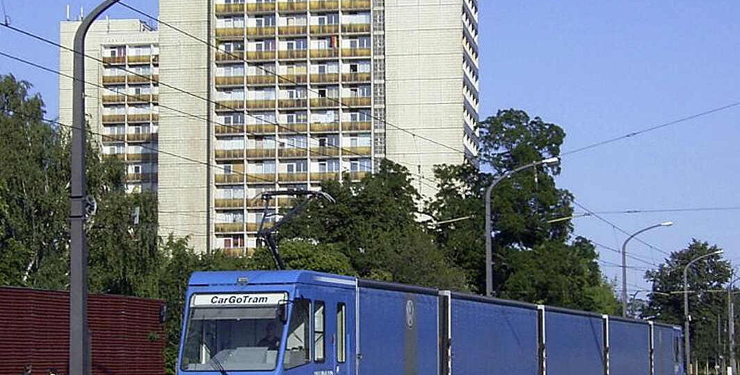 Трамвай превратили в грузовик - и даже сделали из него мусоровоз. Зачем это понадобилось Европе?
