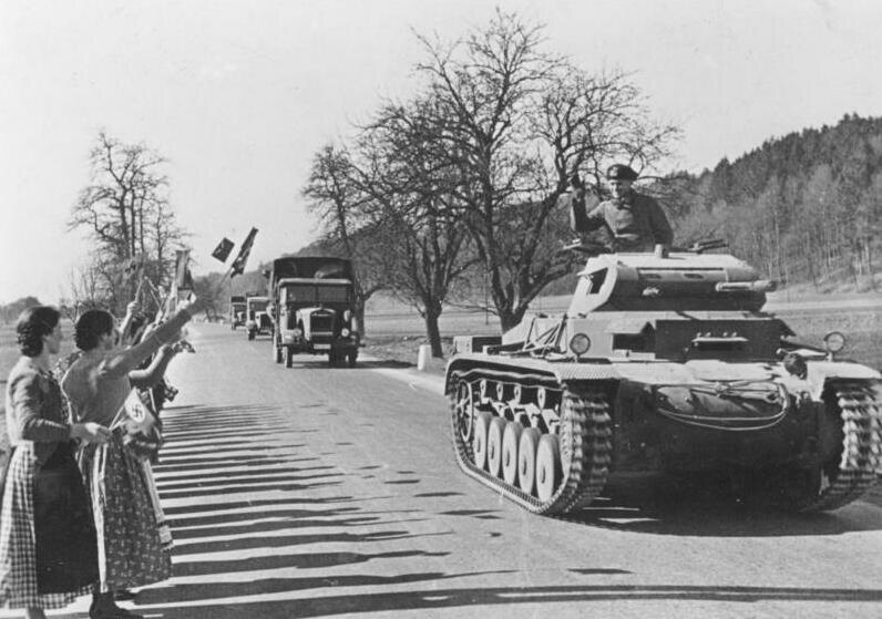 13 марта 1938 года: жители Австрии встречают вермахт.  