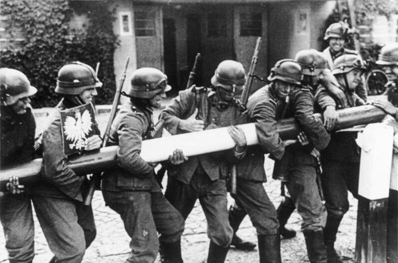 Солдаты вермахта ломают шлагбаум на пограничном пункте в Сопоте (граница Польши и Вольного города Данцига), 1 сентября 1939.