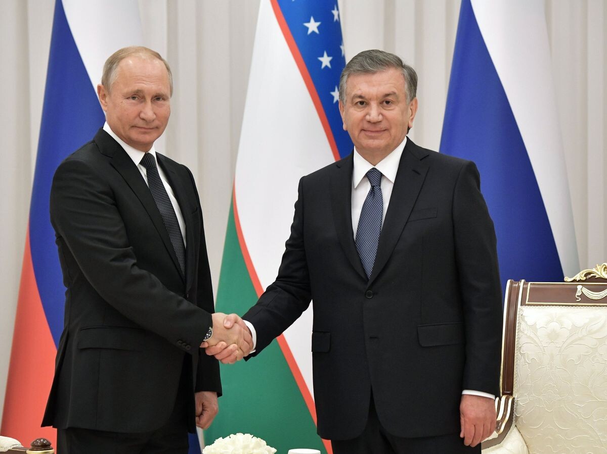    Президент РФ Владимир Путин и президент Узбекистана Шавкат Мирзиеев на церемонии официальной встречи в Ташкенте | © РИА Новости / Алексей Никольский
