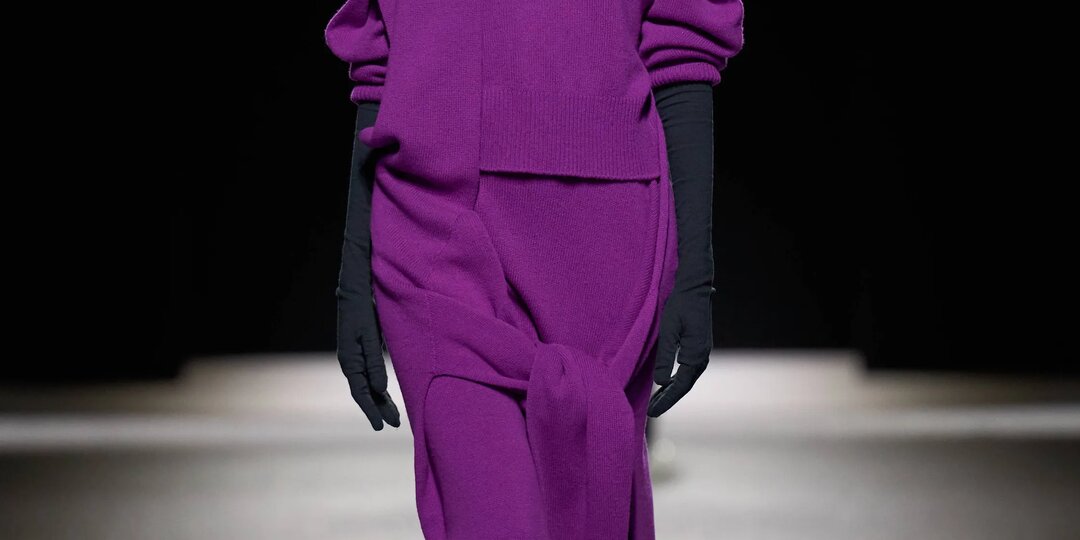 Коллекция Issey Miyake осень-зима 2026/27 — что общего у пальто и найденного камня