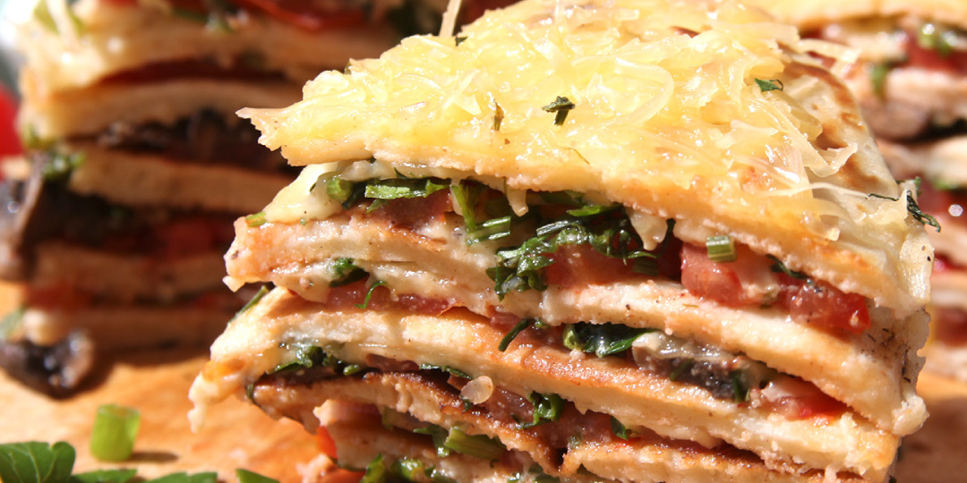Блинный пирог с грибами, сыром и помидорами