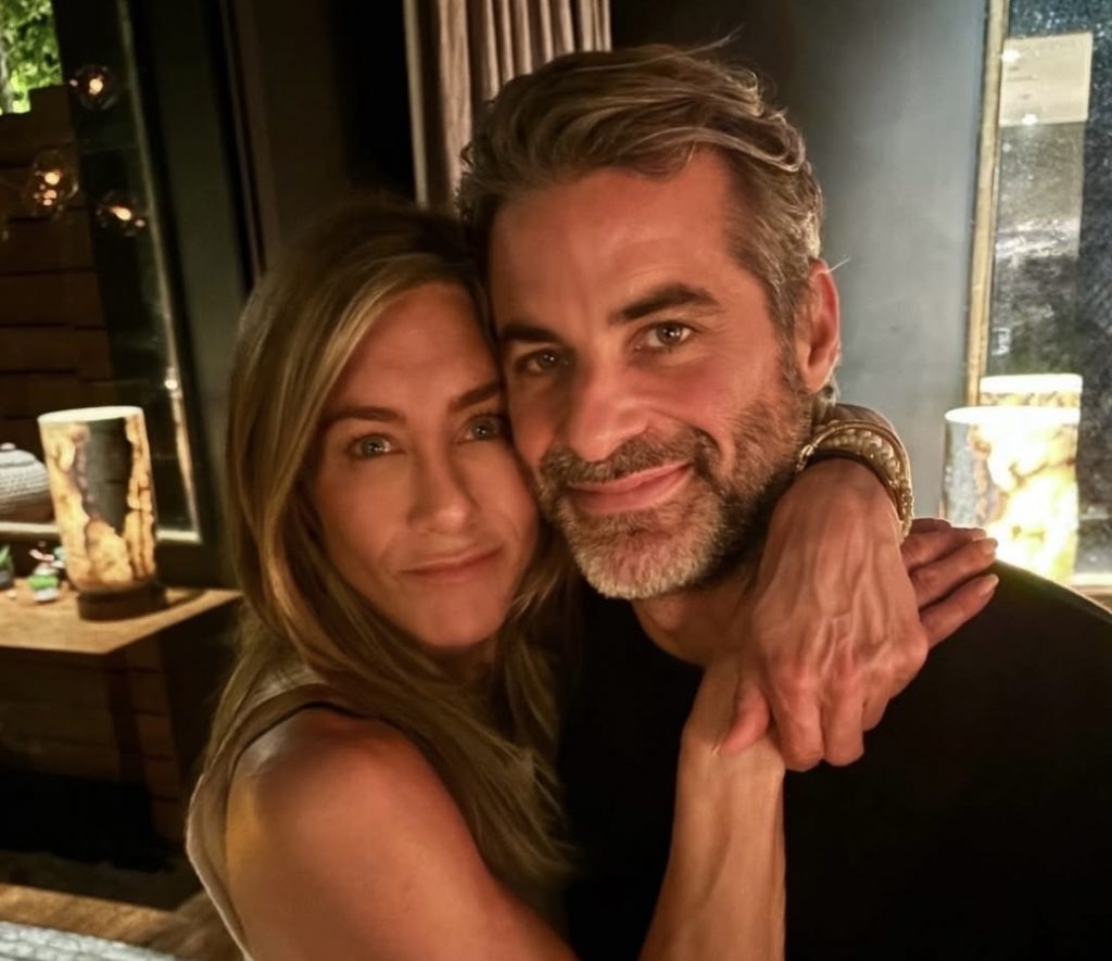    Дженнифер Энистон и Джим Кертис. Фото: @jenniferaniston (Instagram*)