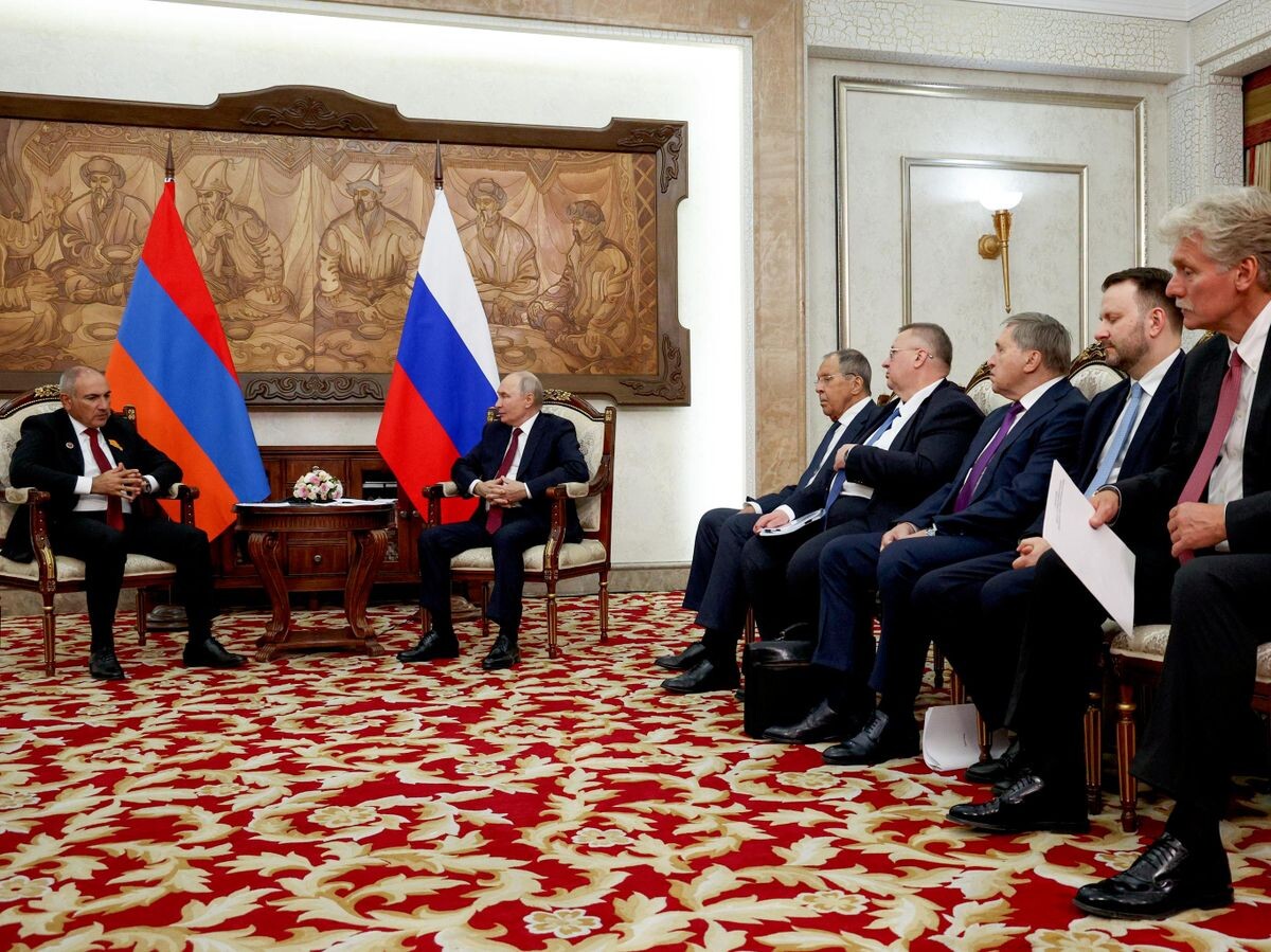    Президент России Владимир Путин и премьер-министр Армении Никол Пашинян во время встречи на полях саммита ШОС в Бишкеке | © POOL
