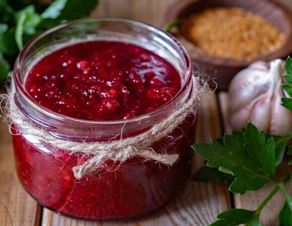 К мясу никакого кетчупа: шеф-повар варит клюкву с красным вином и луком — соус густеет без крахмала