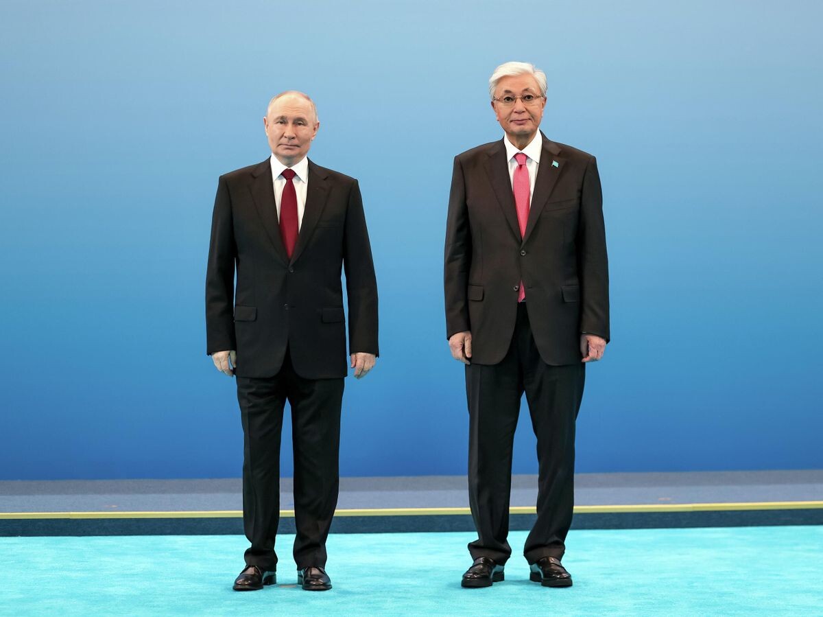    Президент РФ Владимир Путин и президент Казахстана Касым-Жомарт Токаев во Дворце Независимости в Астане на церемонии приветствия глав делегаций государств-членов Евразийского экономического союза | © РИА Новости / POOL